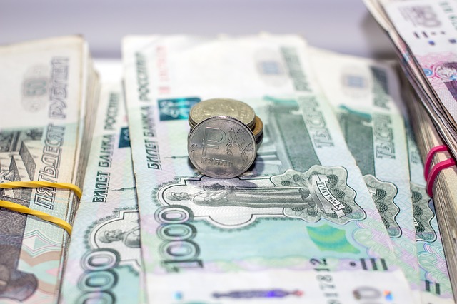 balíčky bankovek, rublů a pár mincí