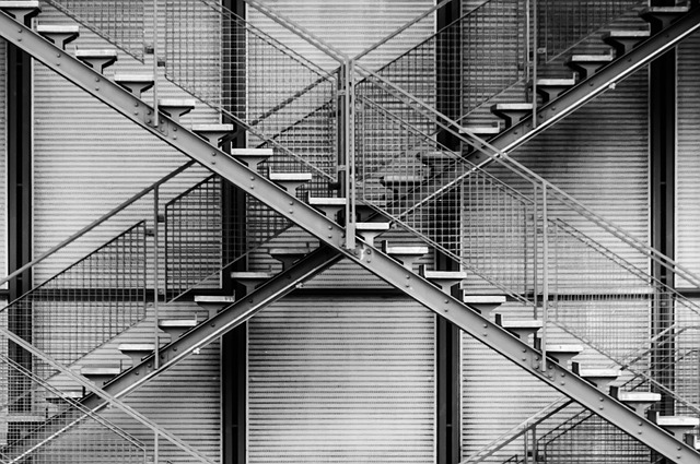kovová křížící se schodiště